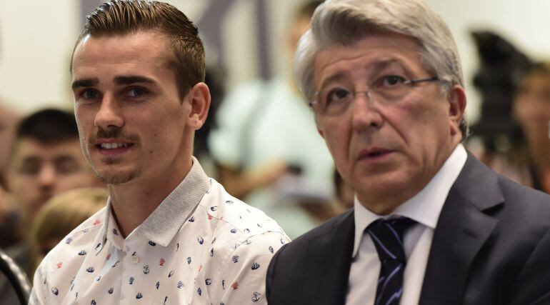 Antoine Griezmann y Enrique Cerezo, en la presentación del francés como jugador del Atlético de Madrid.