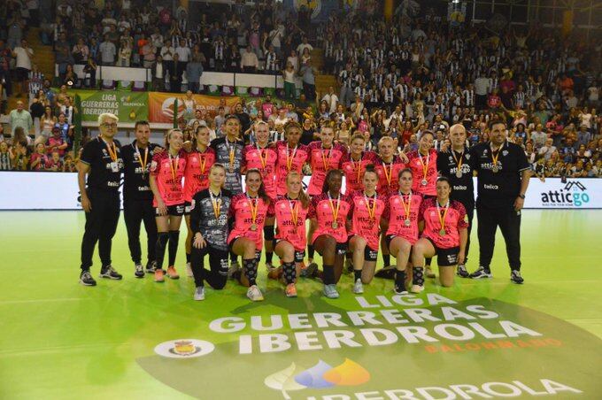 Jugadoras y técnicos del Elche Atticgo posan en Málaga con la medalla de plata