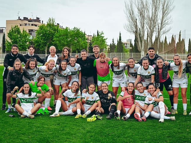 El Elche CF Femenino celebrando su última victoria en Segunda Federación