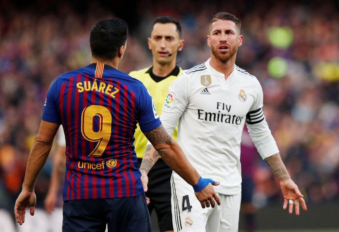 Sergio Ramos se encara con Luis Suárez en el Clásico.