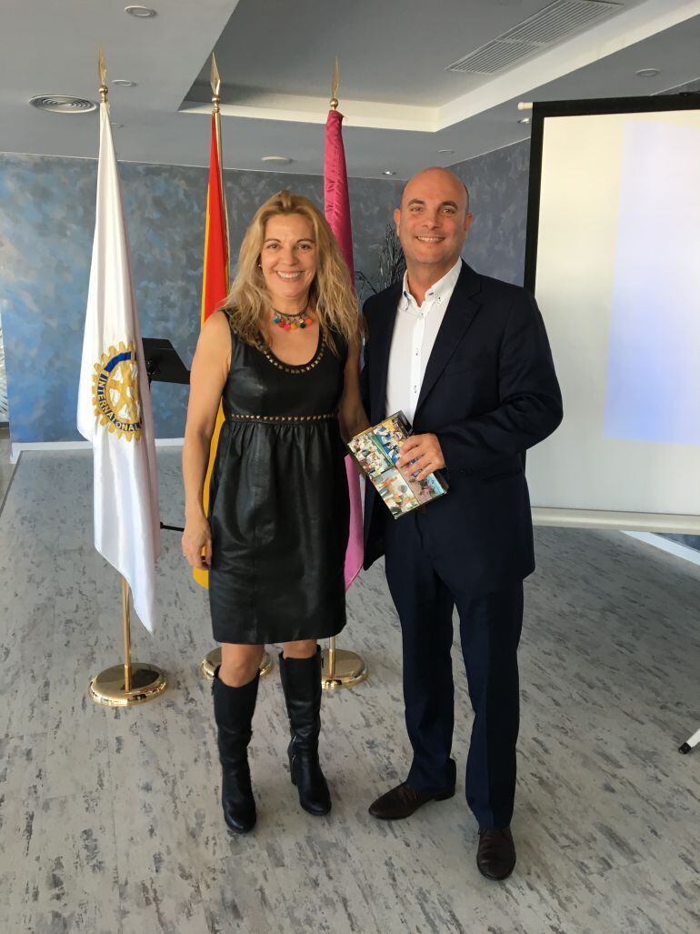 Joaquín Ivars, nuevo socio del Club Rotary Dénia, con su presidenta María Ángeles Asperilla.