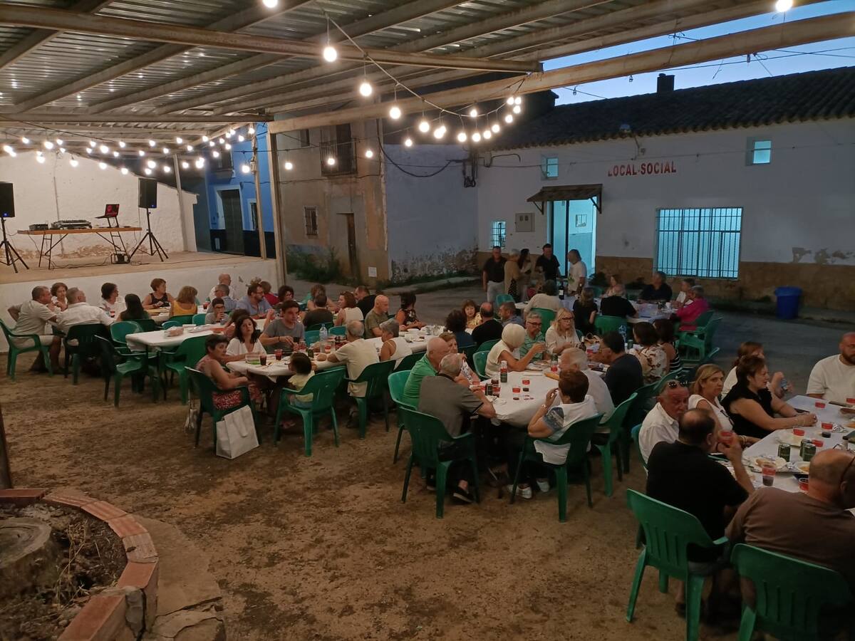 Los vecinos de La Zafra celebran su tradicional cena de verano “a la fresca”