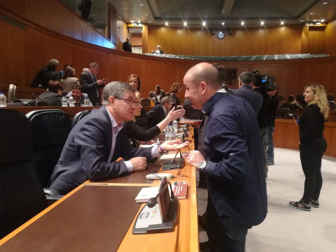 Los diputados, en los escaños, antes de comenzar el pleno de las Cortes de Aragón 