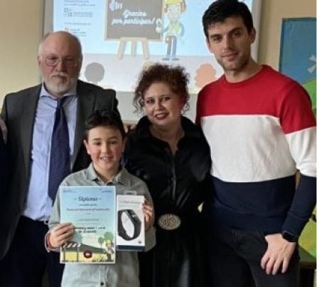 Álvarez Peón (a la izquierda de la imagen) representando a la administración regional en un acto de entrega de un premio a un alumno de Cacabelos