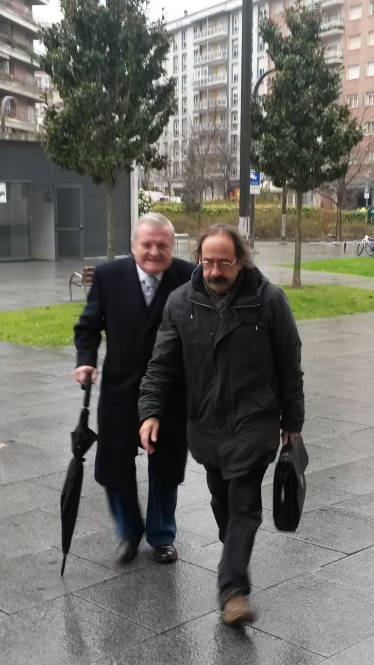 Patxi Izco, a su entrada al juzgado junto a su abogado