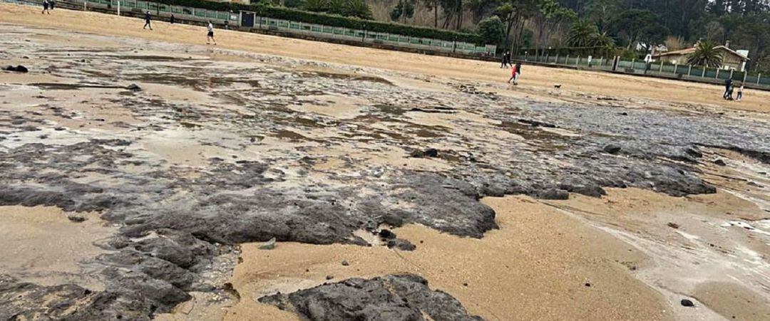 Petróleo en la playa de Bastiagueiro