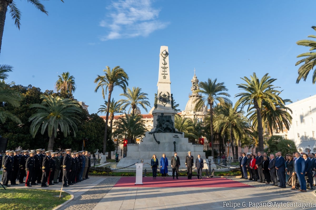 Centenario monumento Héroes de Cavite y Santiago de Cuba en Cartagena.