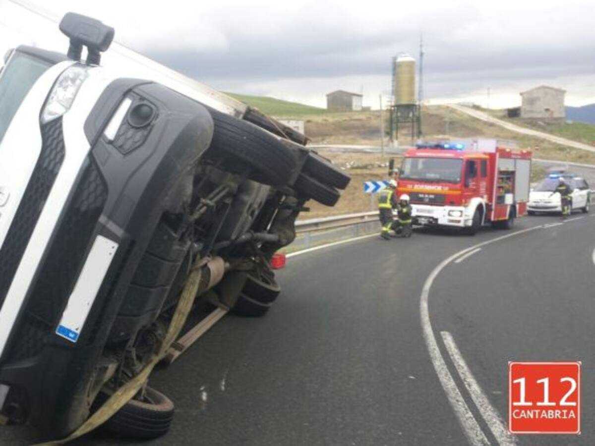 Así ha quedado el camión que ha volcado este miércoles en la N-629