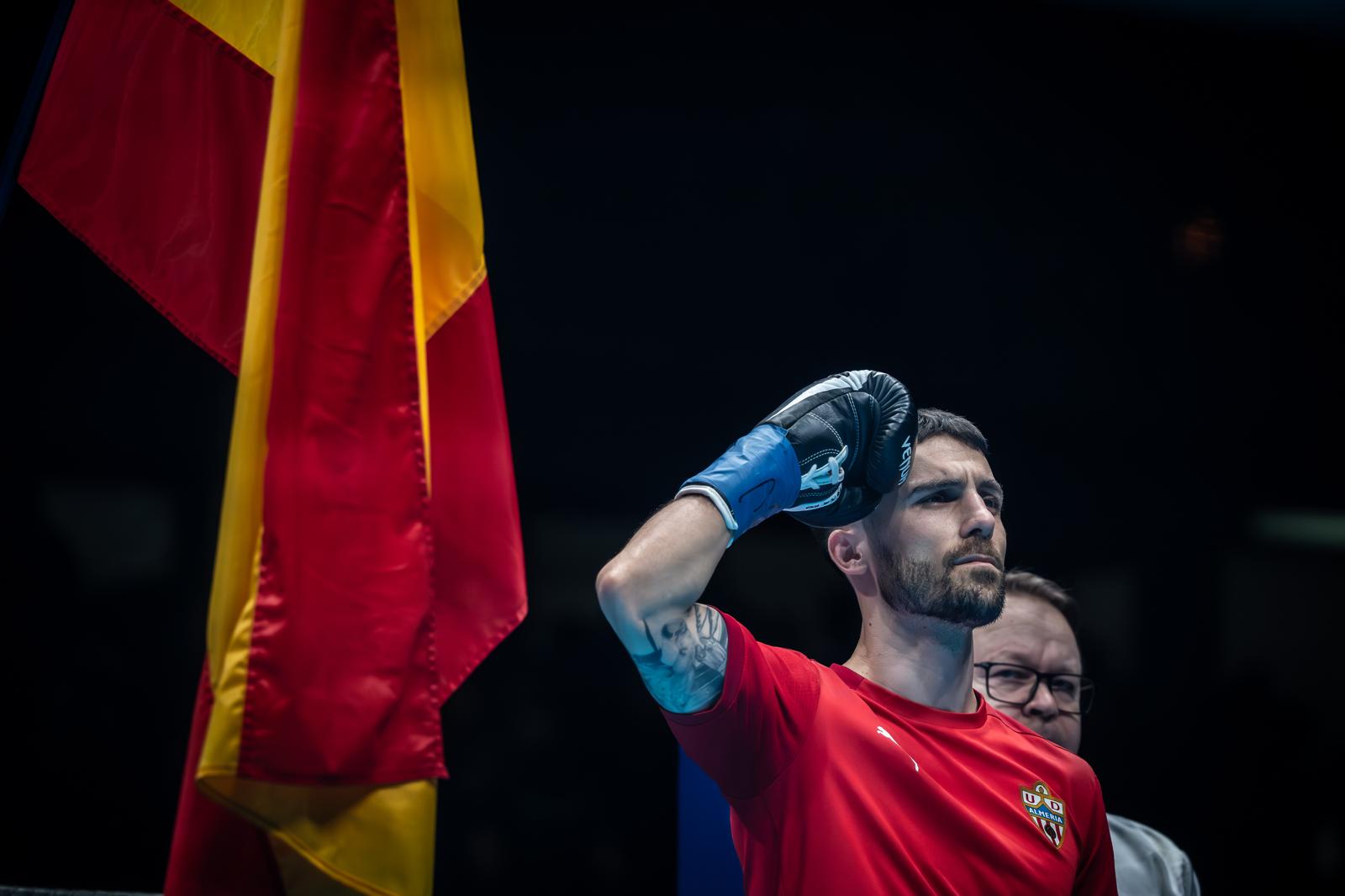 Me siento emocionado. Voy a salir otra vez al ring con los colores de mi UD Almería y voy a traer el título a casa”, confiesa con una sonrisa que mezcla confianza y determinación.