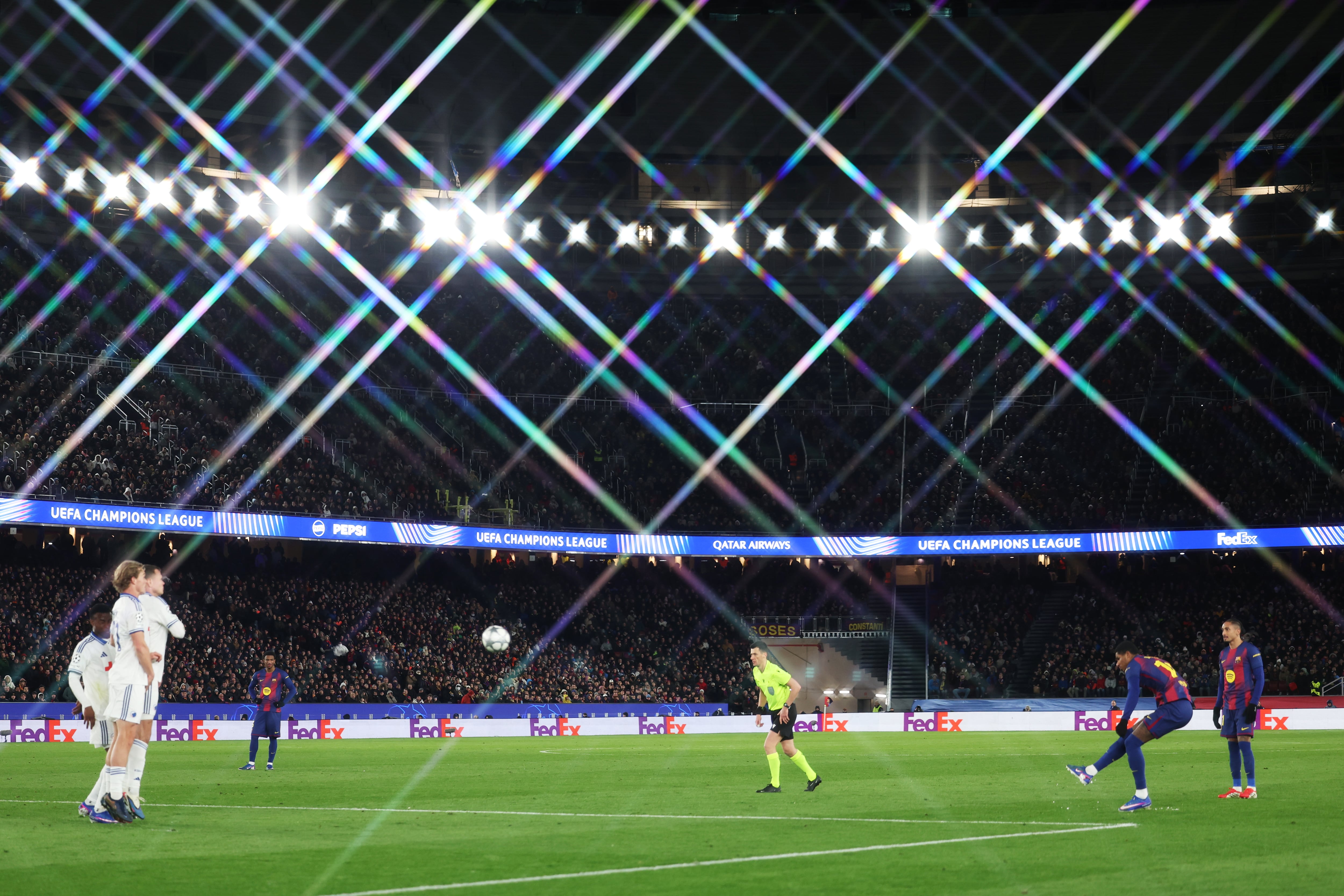 Marcus Rashford anota de falta contra el Copenhague