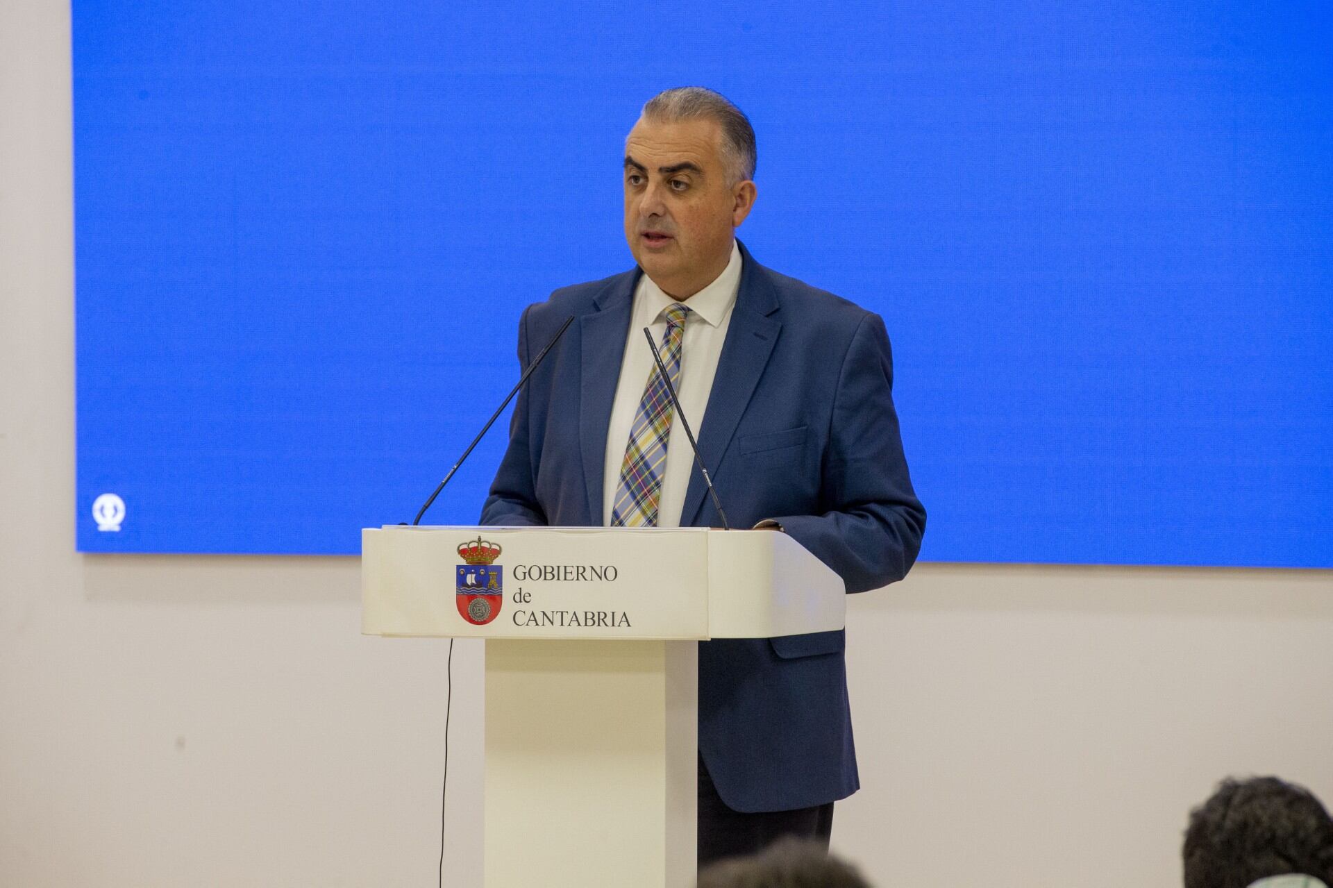 El consejero de Fomento, Vivienda, Ordenación del Territorio y Medio Ambiente, Roberto Media en Sala de Prensa del Gobierno de Cantabria.