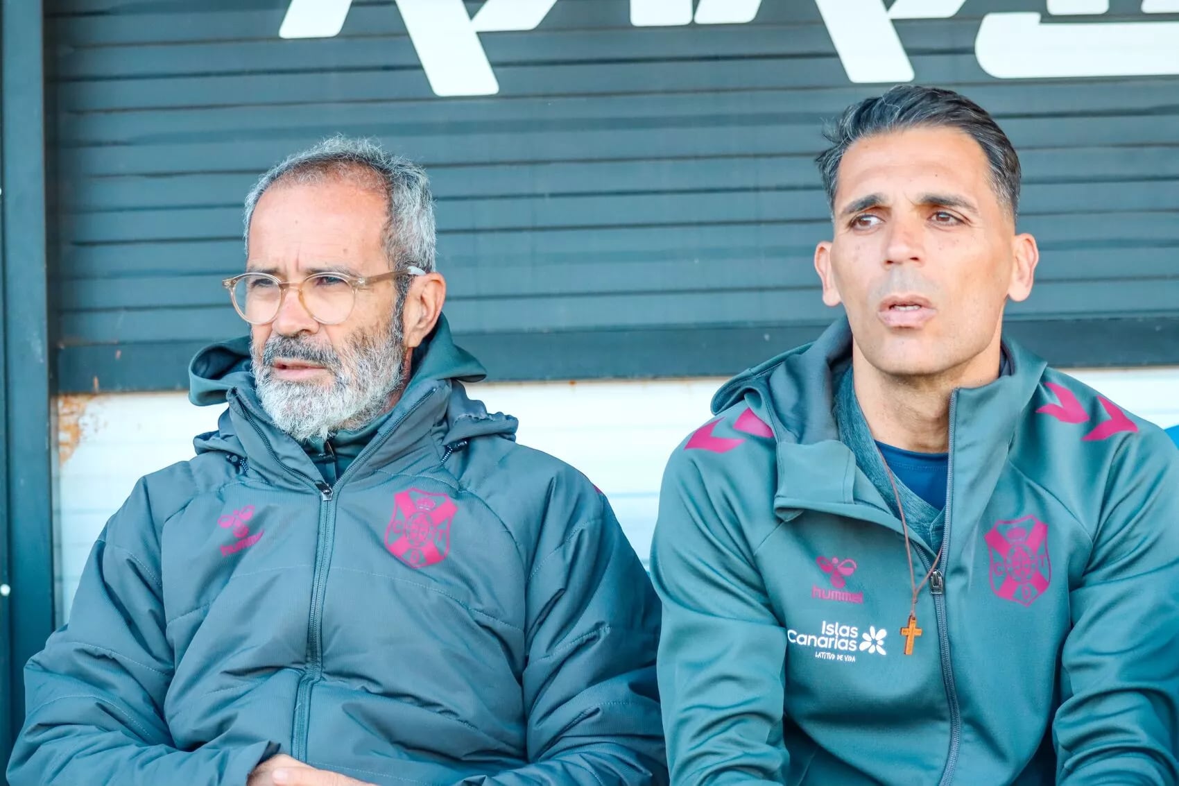 Cervera y Roberto Perera en el banquillo del estadio Romano José Fouto de Mérida.