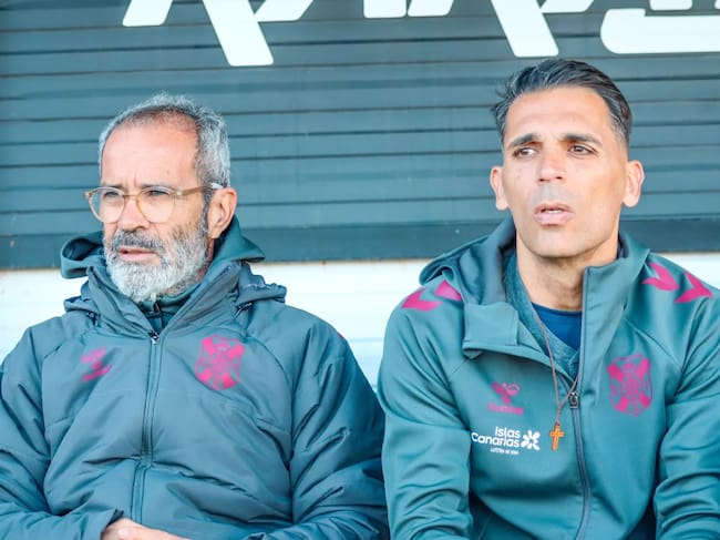 Cervera y Roberto Perera en el banquillo del estadio Romano José Fouto de Mérida.