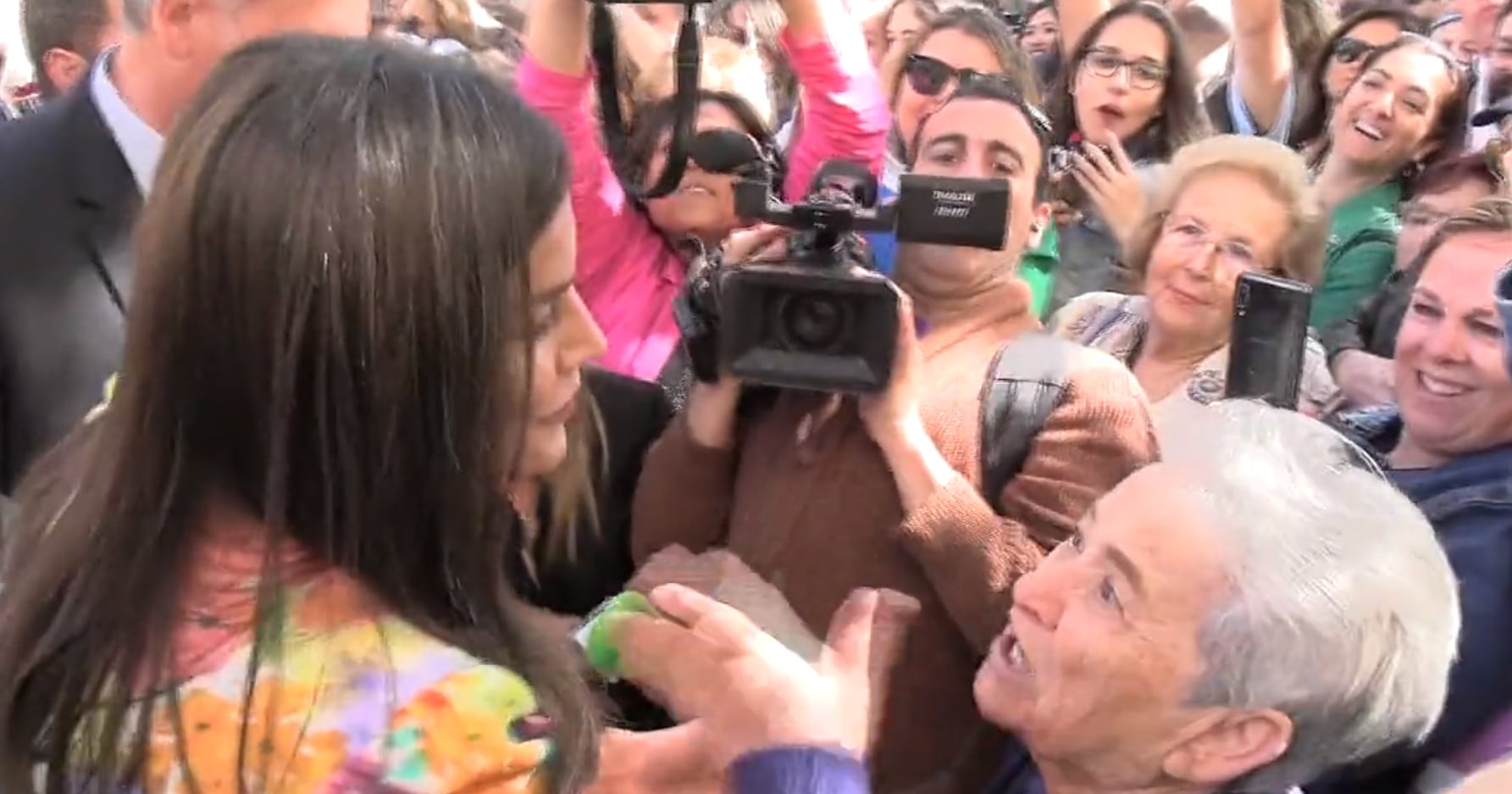 La Reina Letizia saludando a una mujer en Córdoba