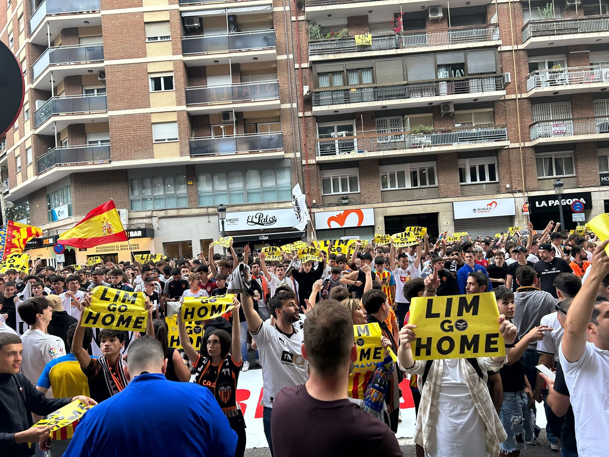 Miles de aficionados del Valencia se manifiestan fuera de Mestalla para rechazar la gestión de Peter Lim