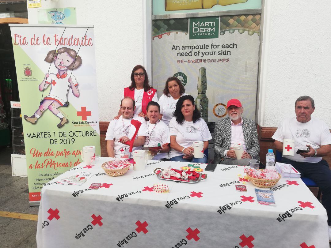 Miembros de Cruz Roja en la mesa instalada en Carrera Espinel