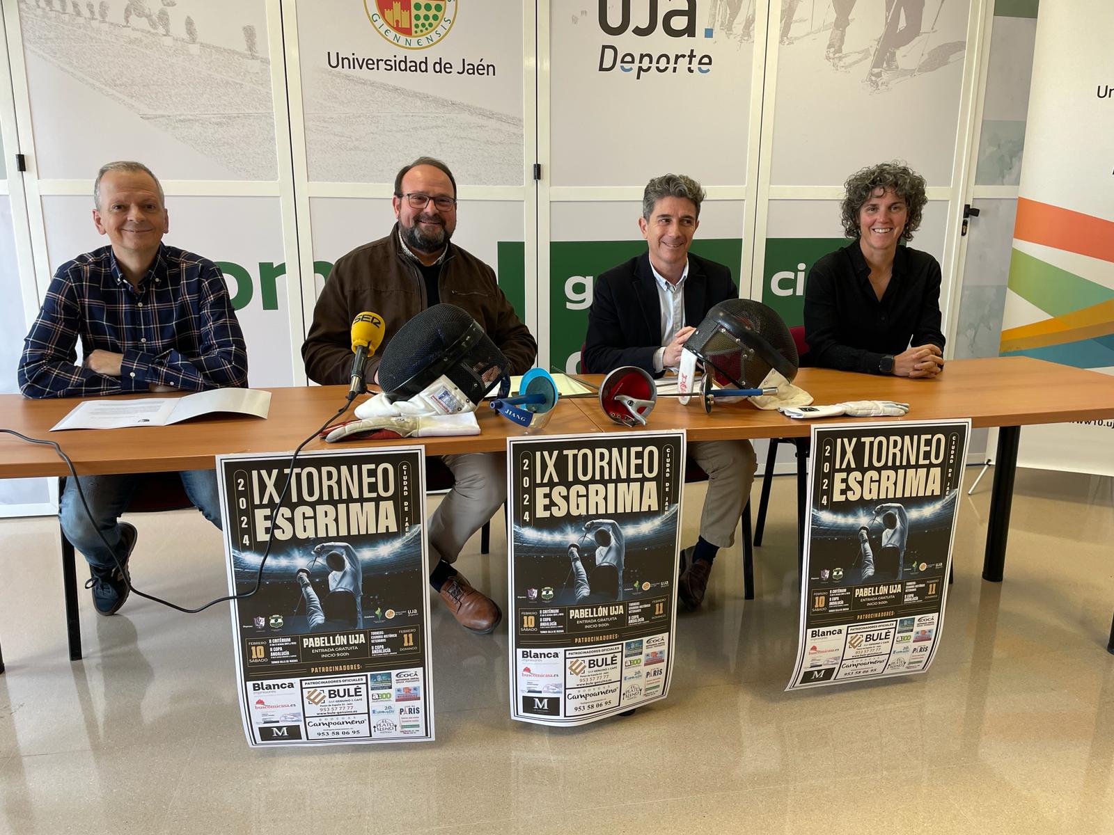 De izquierda a derecha: Juan David Blanco, presidente del Club Esgrima Jaén; Juan de Dios Carazo, vicerrector; José María Álvarez, concejal de Deportes y Gema Torres, directora del Safyd.