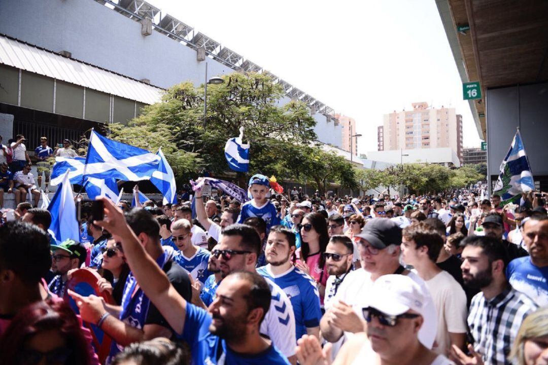 Aficionados del CD Tenerife, en los aledaños del Heliodoro Rodríguez.