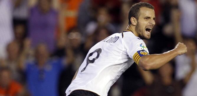 El delantero del Valencia CF, Roberto Soldado, celebra su gol, el tercero de su equipo, frente al Racing de Santander durante el partido correspondiente a la segunda jornada de la Liga en Primera División disputado en el estadio de Mestalla