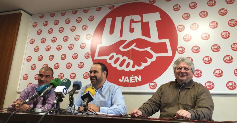 El secretario general de la Federación de industria y trabajadores agrarios de UGT en Jaén, Antonio Marcos (centro), durante la rueda de prensa.