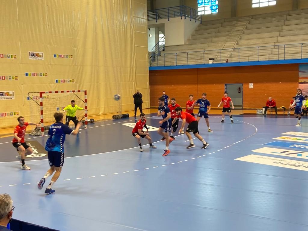 El Bm. Elda - C.E.E. vuelve a ganar y acaricia la permanencia