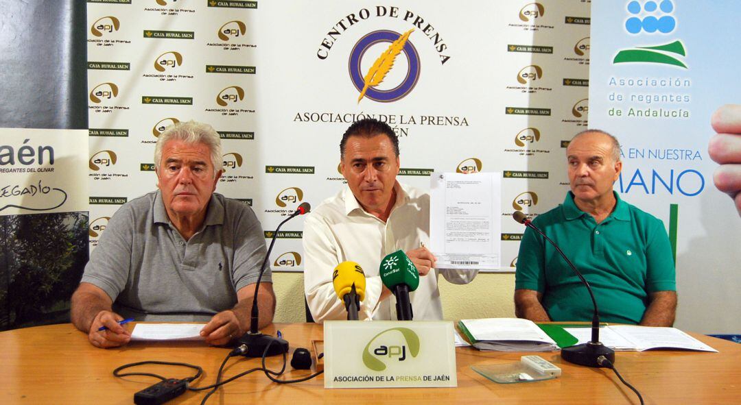 Agustín Rodríguez, vicepresidente de APROJAEN-AREDA; Jesús Cózar, presidente de la Comunidad de Regantes de La Puerta de Segura; y José Carrillo, secretario de APROJAÉN.