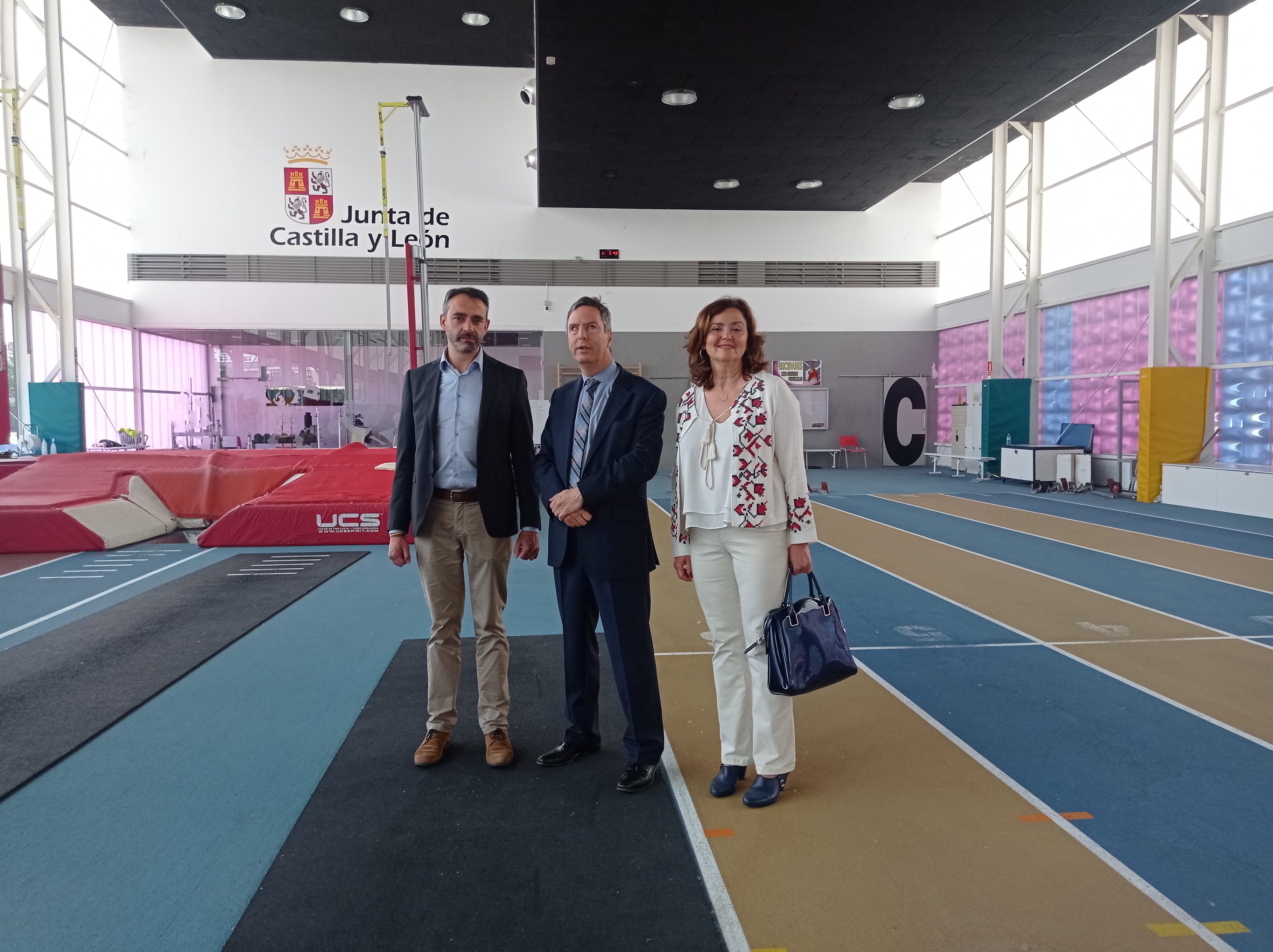 David Hierro, Enrique Sánchez-Guijo y Sonia Lalanda durante su visita a las instalaciones del Campo de la Juventud