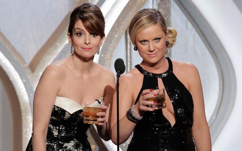 Tina Fey y Amy Poehler, durante su primera gala de los Globos de Oro