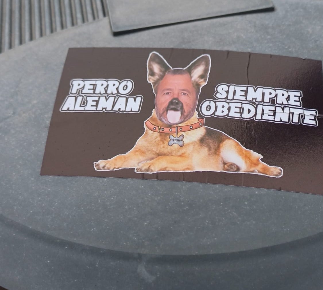 Imagen de las pegatinas que han aparecido junto a la casa del periodista Pedro Alemán