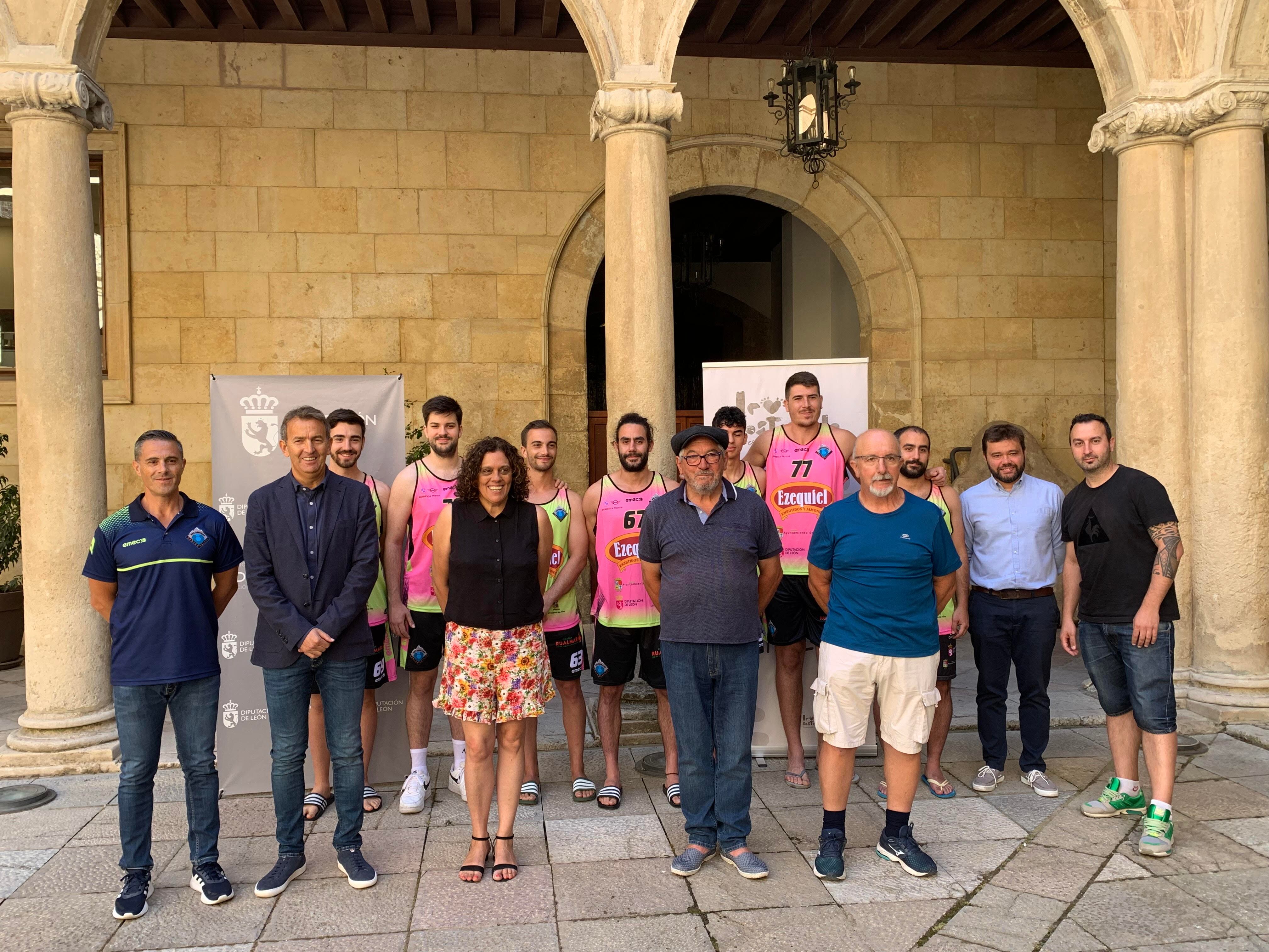 Representantes del torneo con algunos jugadores del equipo sénior del club Cuatro Valles.