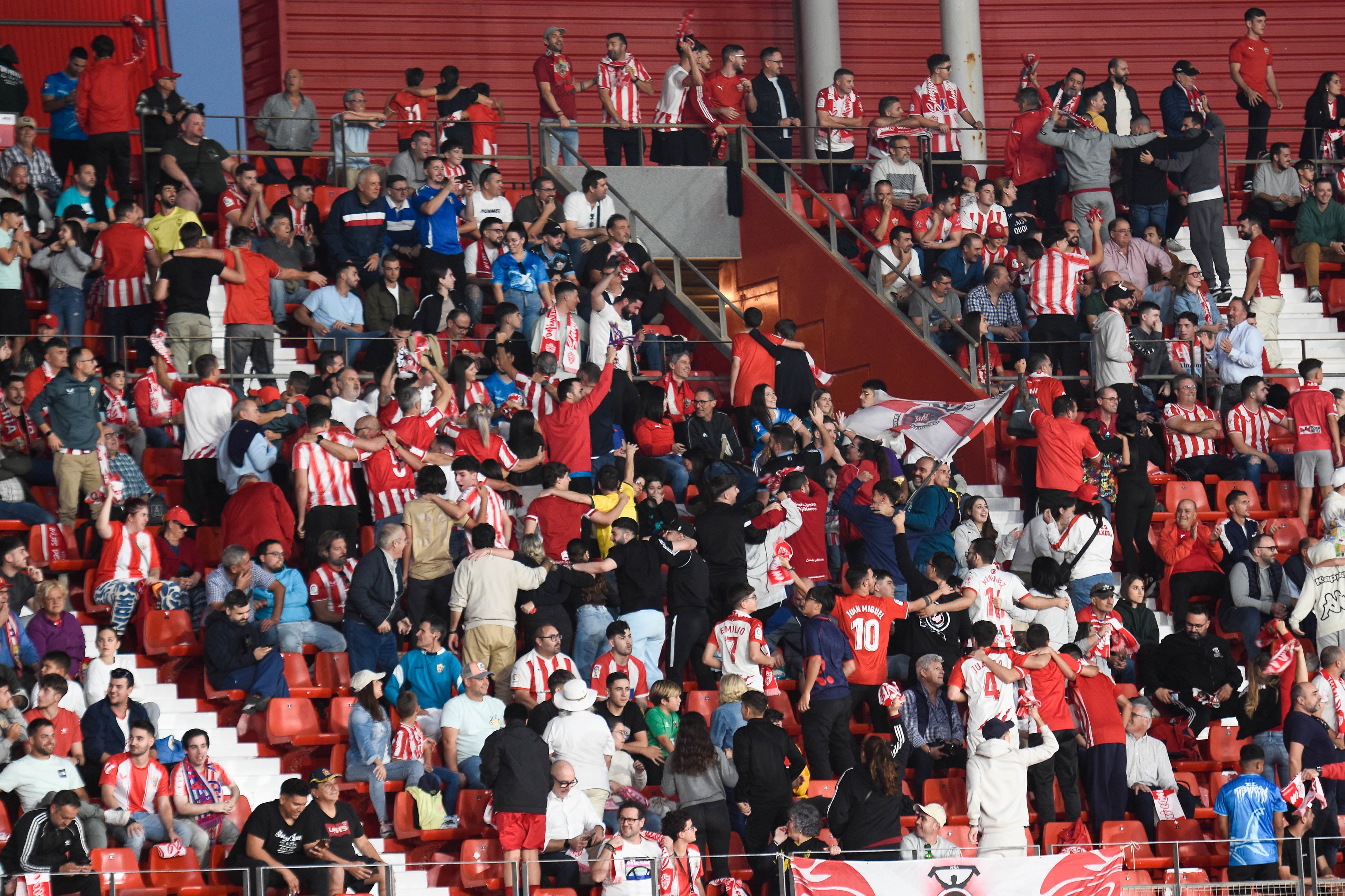 La imagen del final del partidazo ante el Granada (2-1) con la conexión total entre la grada y los jugadores fue una maravilla.