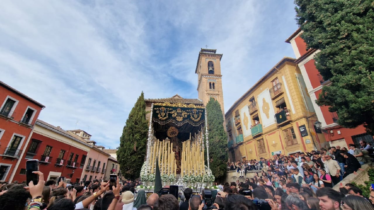 El palio de la Virgen de la Esperanza ante miles de personas en Granada en la Semana Santa de 2023