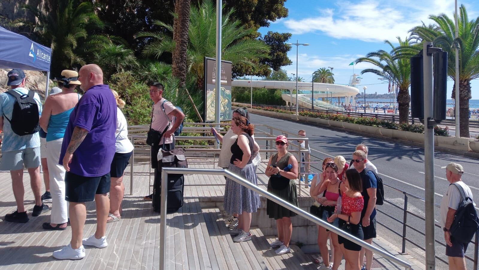 Cruceristas haciendo cola para acceder al Castillo de Santa Bárbara en Alicante.