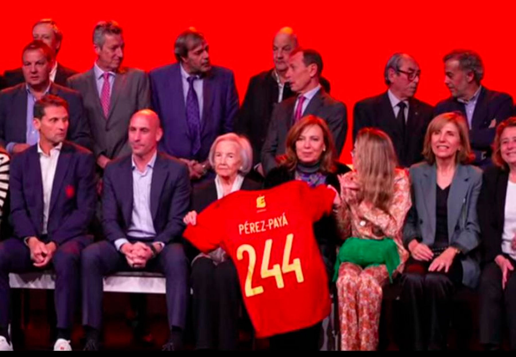 La familia de José Luis Pérez-Payá junto al presidente de la Federación, Luis Rubiales y a Emilio Butragueño