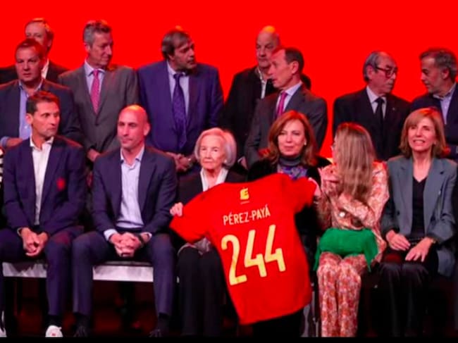 La familia de José Luis Pérez-Payá junto al presidente de la Federación, Luis Rubiales y a Emilio Butragueño