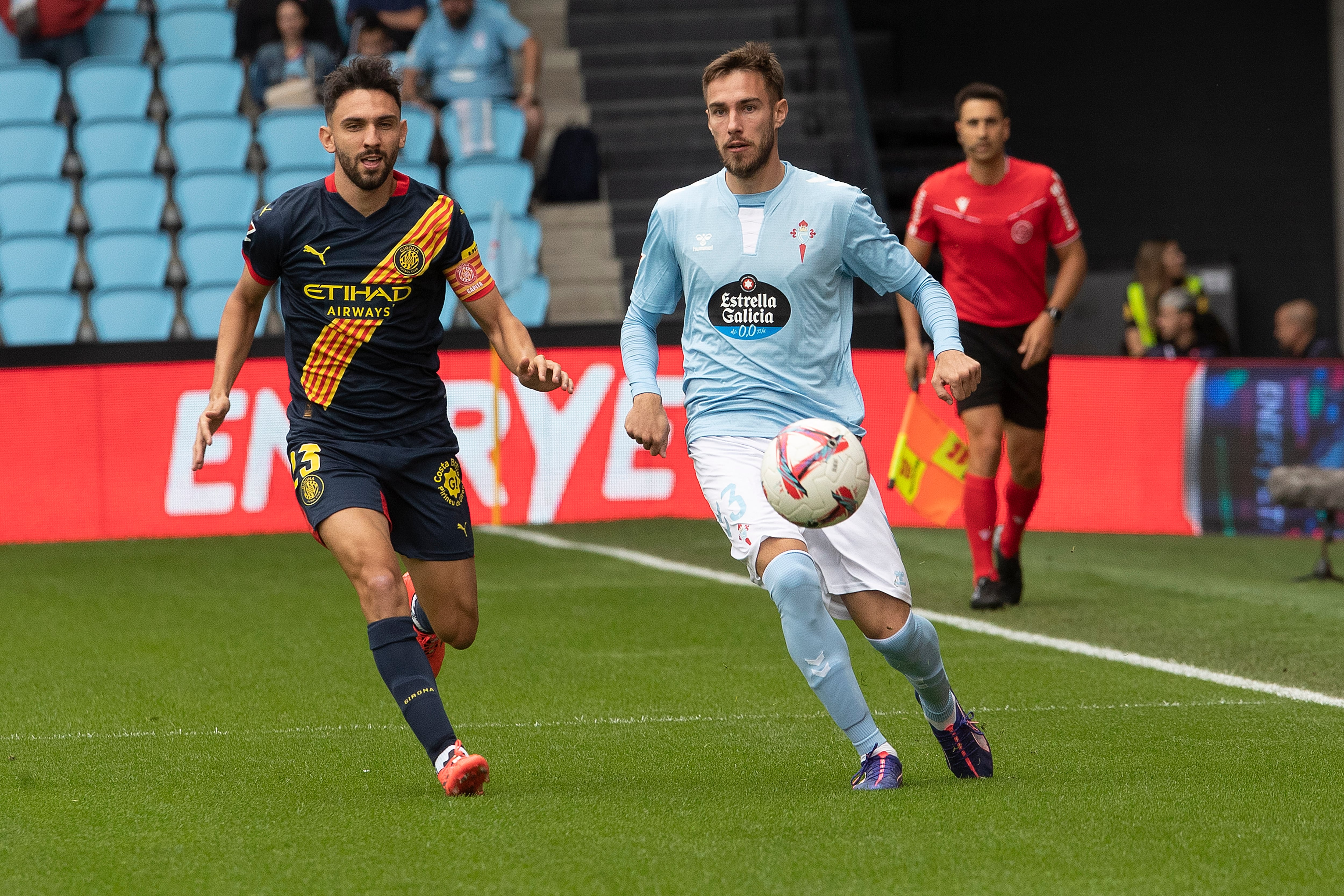 VIGO, 29/09/2024.- El jugador del Celta de Vigo Oscar Mingueza (d) pugna por un balón con el jugador del Girona Martín en el partido de LaLiga celebrado este domingo el estadio Balaidos de Vigo. EFE / Salvador Sas
