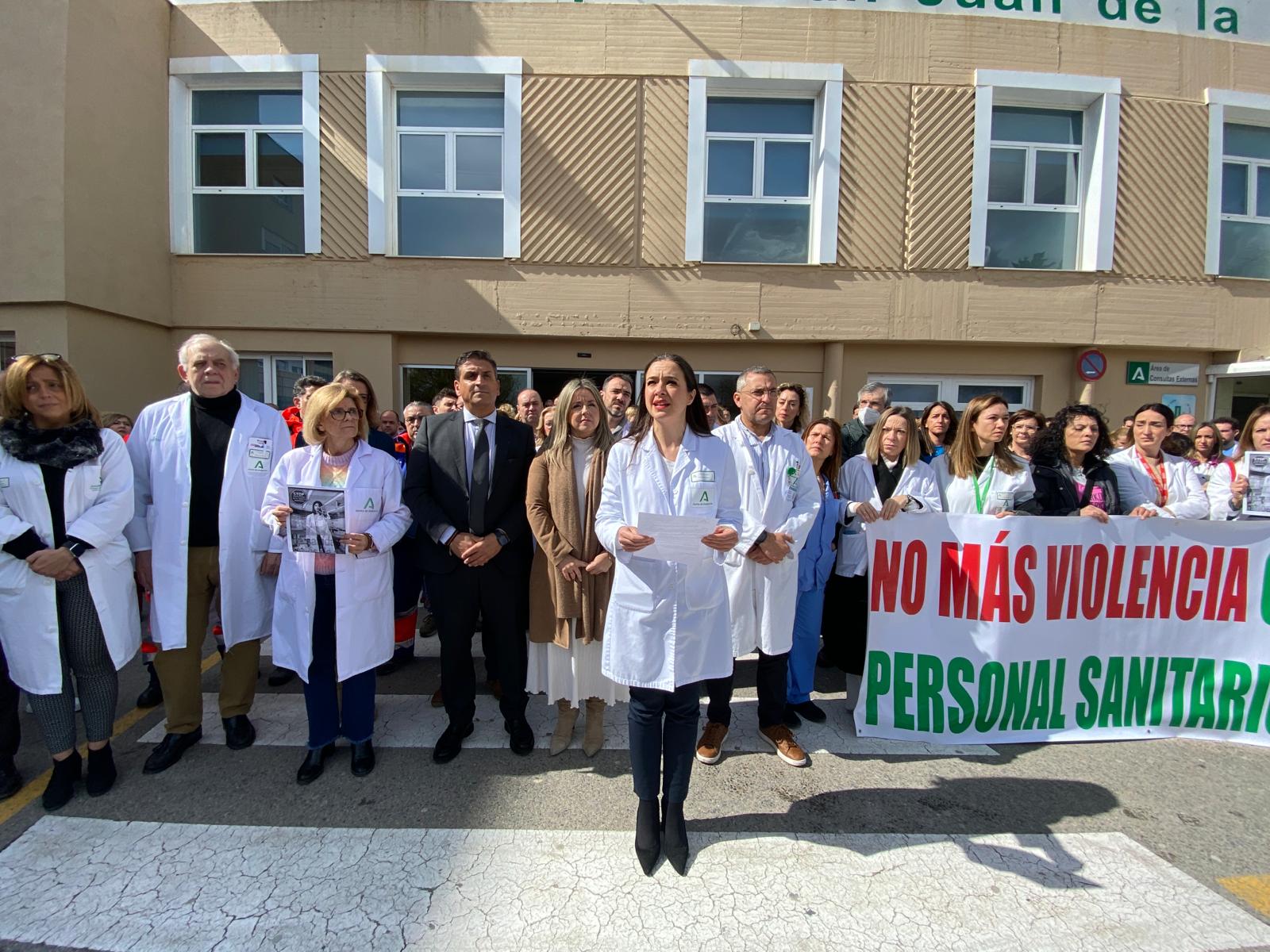 Concentración a las puertas del Hospital San Juan de la Cruz de Úbeda contra la agresión en Santiago de la Espada