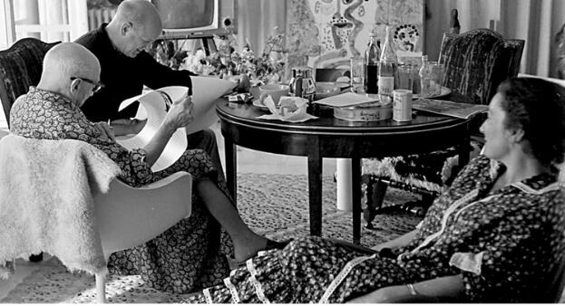 Pablo Picasso y William Hartmann, observados por Jacqueline [08-1966], Notre-Dame-de-Vie, Mougins, Francia