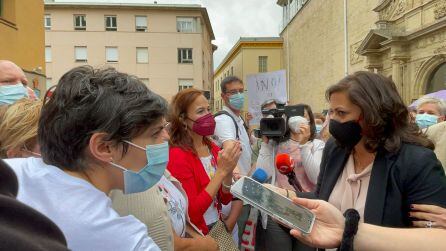 La presidenta del Gobierno, Concha Andreu, hablando con los vecinos que protestan contra la reorganización de urgencias.