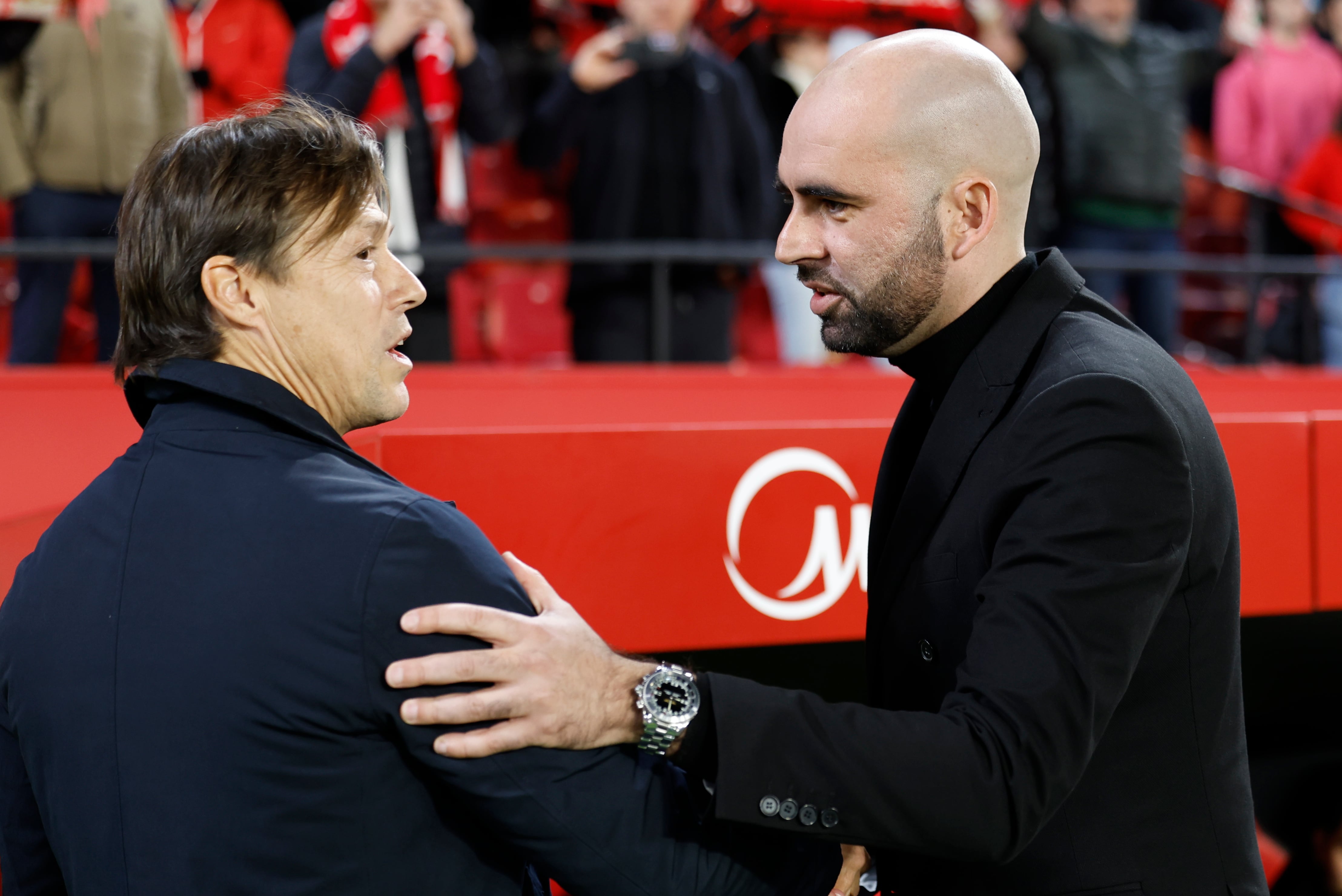 SEVILLA, 12/01/2026.- Los técnicos del Sevilla, el argentino Matías Almeyda (i) y del Celta, Claudio Giráldez, se saludan antes del inicio del encuentro correspondiente a la jornada 19 de Laliga EA Sports que disputan hoy lunes Sevilla y Celta en el estadio Sánchez Pizjuán, en la capital andaluza. EFE / Julio Muñoz.