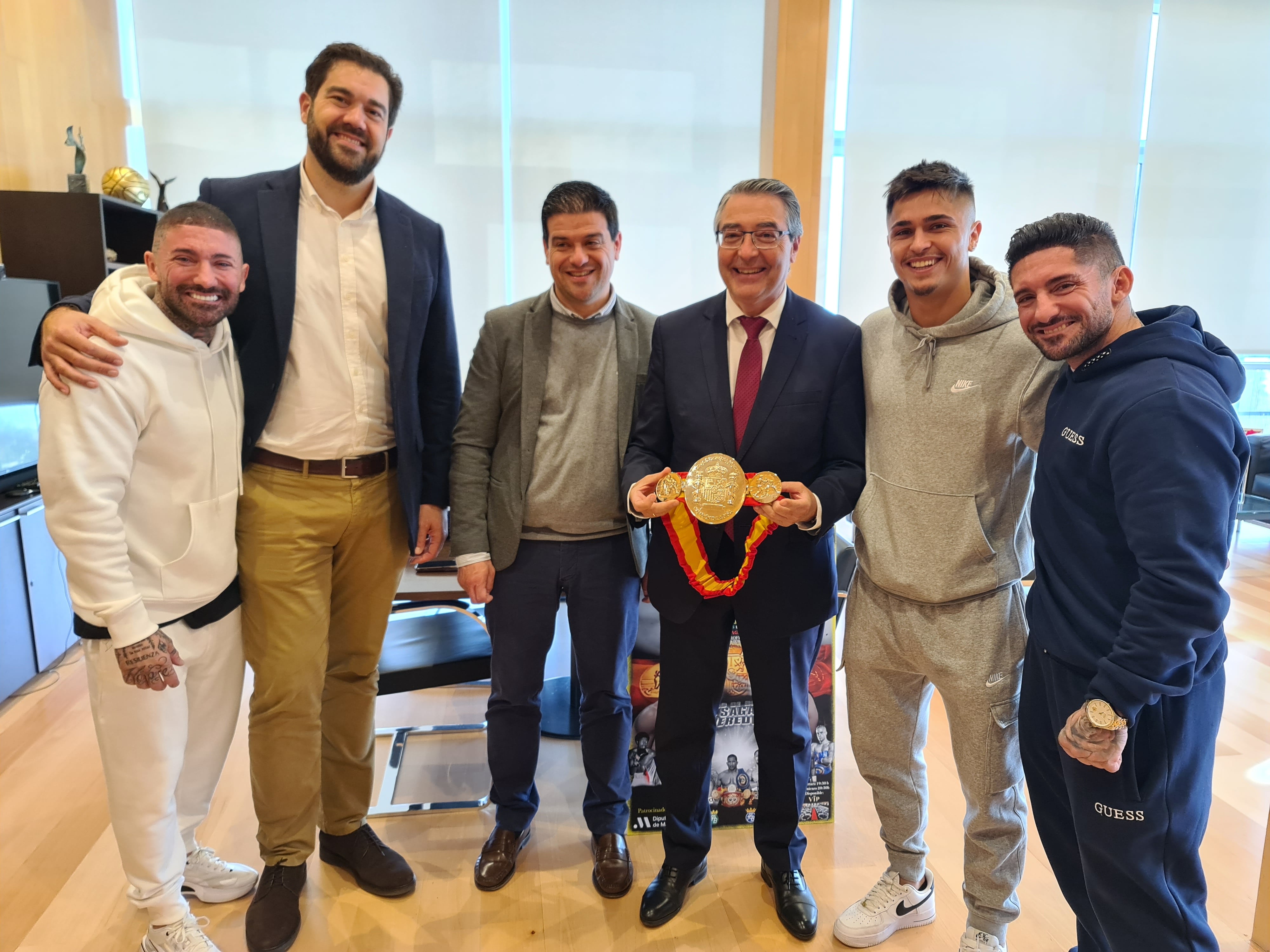 El presidente de la Diputación de Málaga, Francisco Salado, ha recibido en su despacho al boxeador malagueño Samuel Molina y a su equipo Saga Heredia