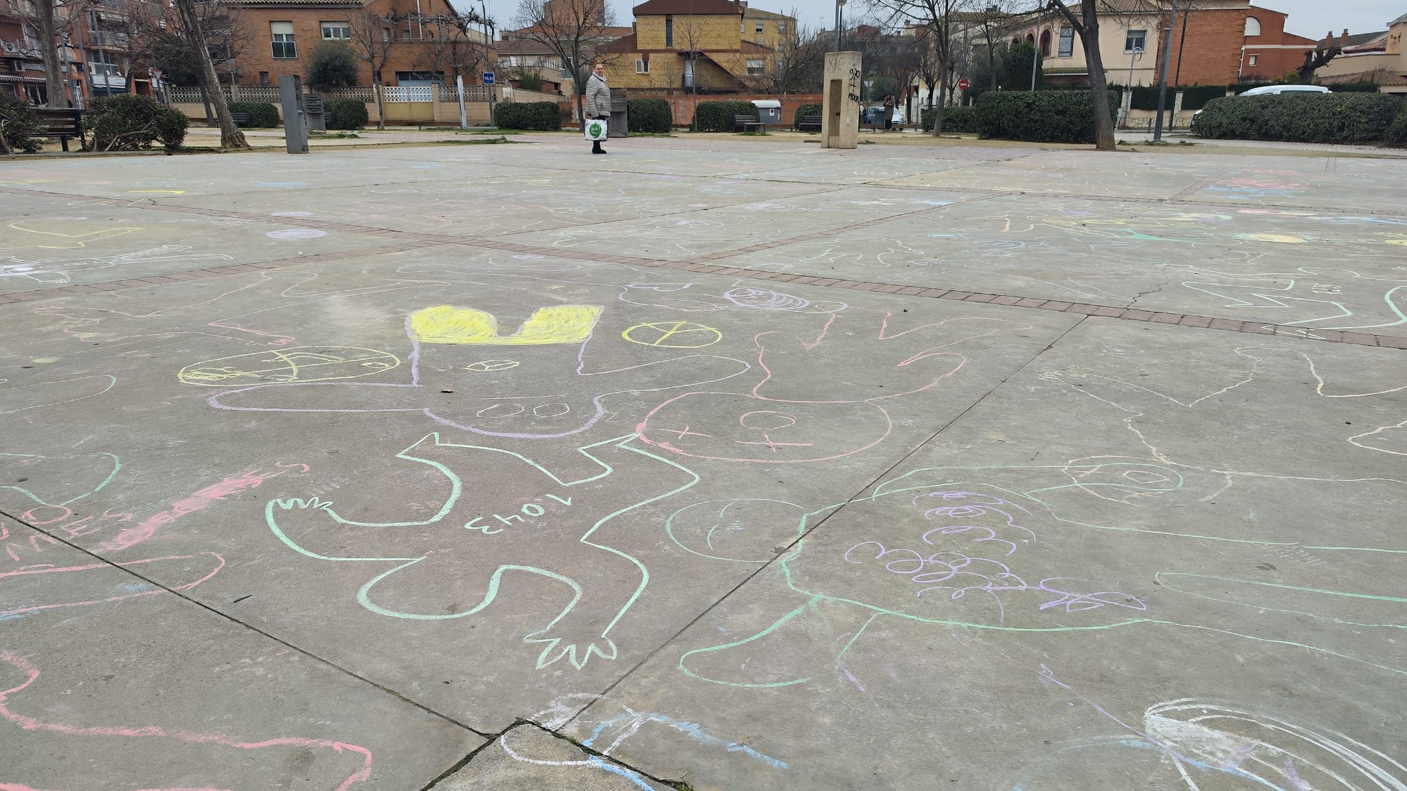 Algunes de les pintades que han fet els escolars de la Bordeta a la plaça Sant Jordi en la celebració del Dia Escolar per la No  Violència.