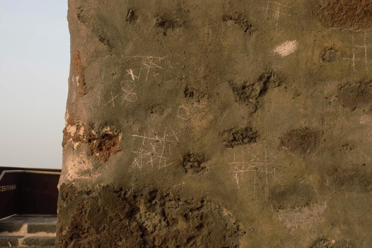 Algunas de las paredes dañadas en el Castillo de Santa Bárbara de Teguise, Lanzarote.