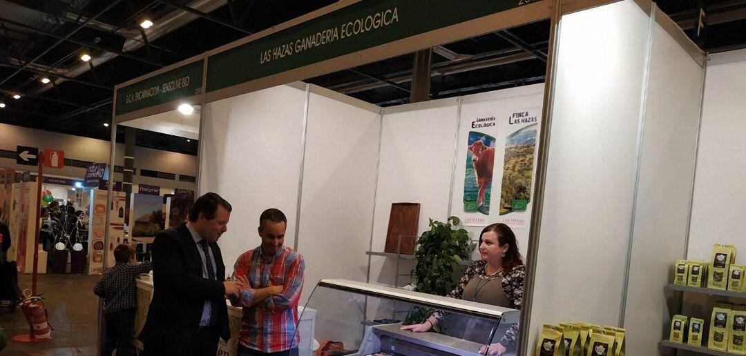 El diputado de Agricultura, Pedro Bruno, con uno de los representantes jiennenses en Biocultura.