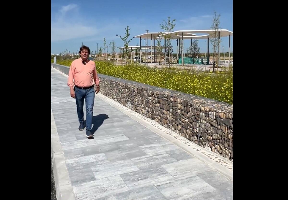 Javier Ayala pasea por el nuevo Recinto Ferial y anuncia los días 27, 28 y 29 de junio para su inauguración.