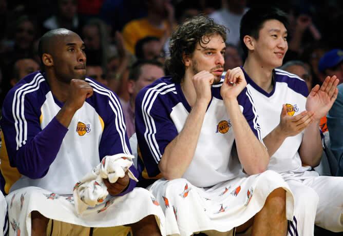 Kobe Bryant, Pau Gasol y Sun Yue durante el partido frente a los Portland Trailblazers en Los Angeles