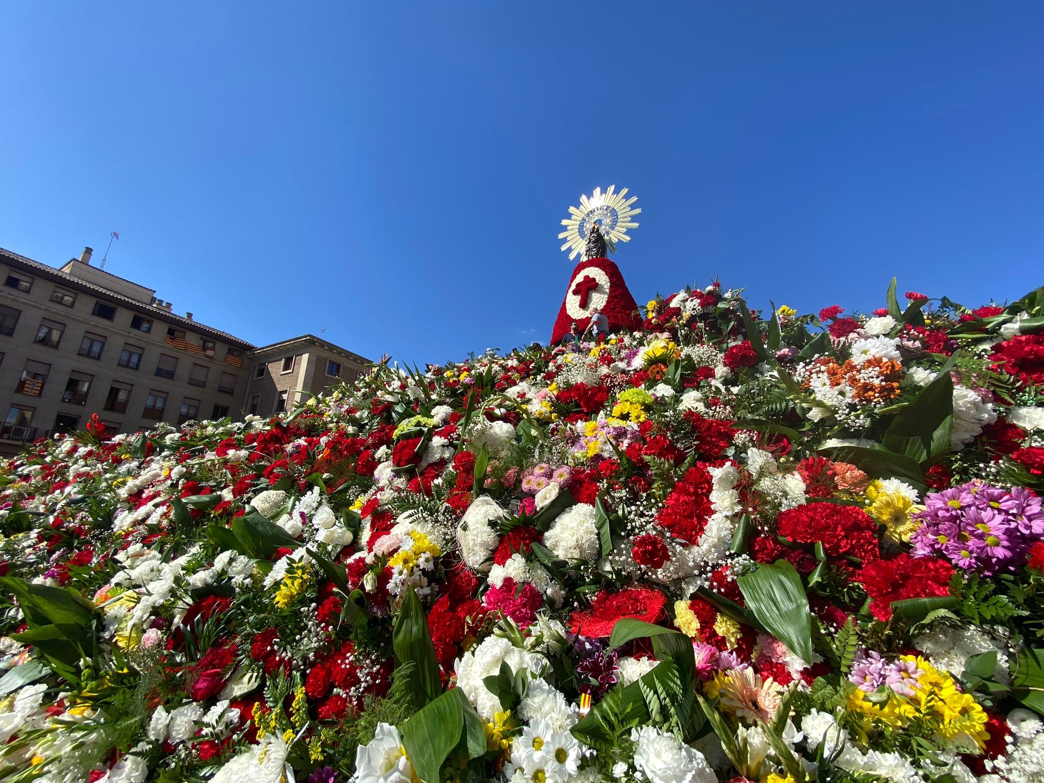 Las flores ya forman con claridad un manto multicolor en honor a la Virgen del Pilar