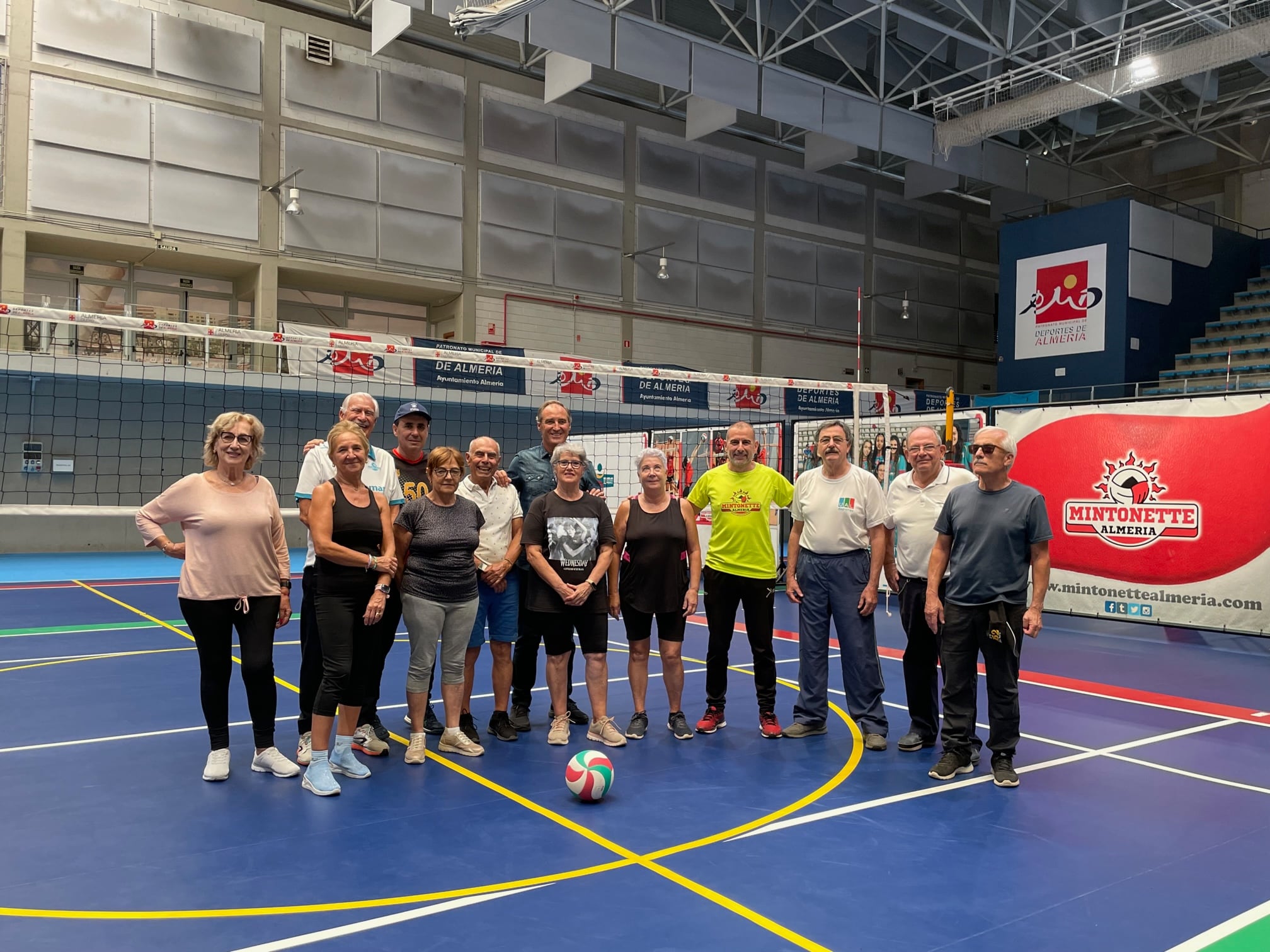 Practicando la variante del voley en el Palacio.