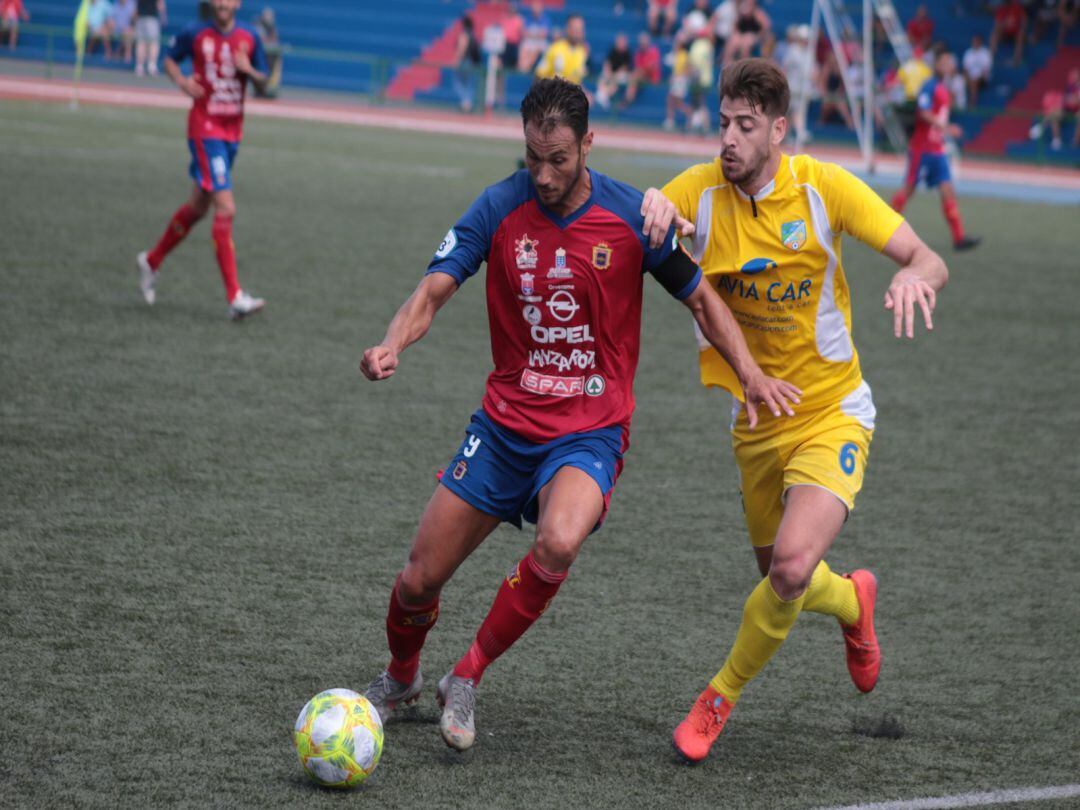 Rosmen disputa un balón ante un jugador del San Fernando.