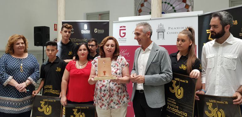 El consejero de Cultura de la Junta recibe de la alcaldesa de Chauchina (Granada) una reproducción de la Torre del Soto de Roma que, por cierto, va a ser restaurada